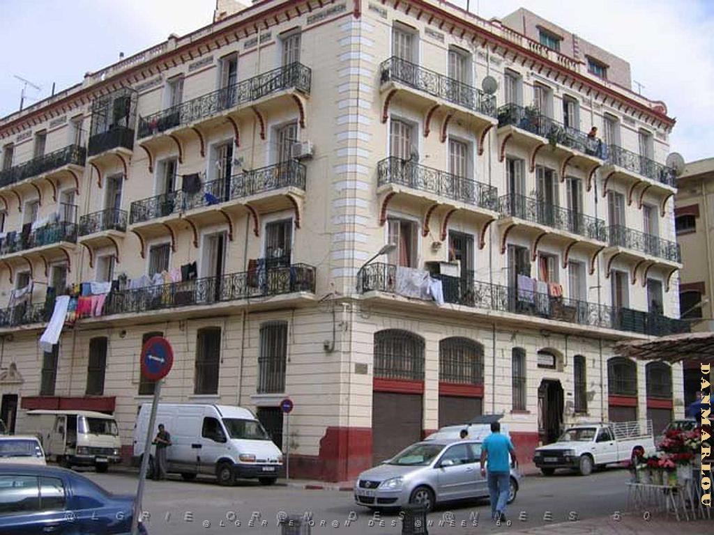 HOCHE PLACE  ANGLE RUE TRAKTIR RUE BENDOUKHA SADEK.JPG